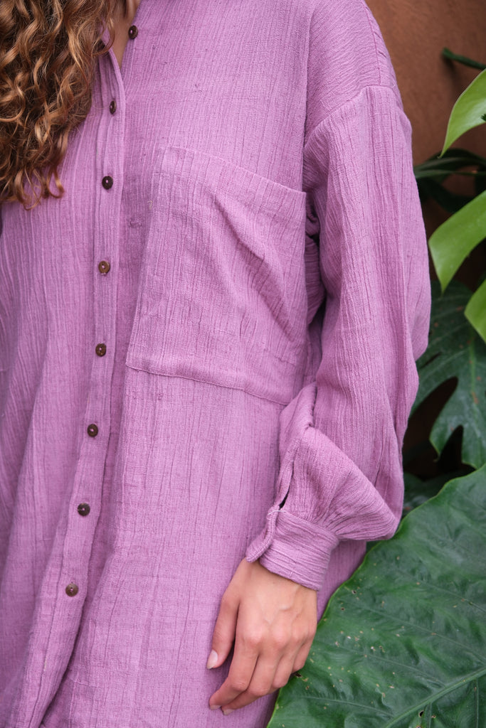 Presenting the Artist Smock, a vibrant collaboration between Audrey E Leary and World of Crow. This dual-tone pink smock, crafted from thick, handwoven organic cotton, features a straight collar, puffed full sleeves, and spacious pockets, offering a cozy fit perfect for painting, crafting, and travel.