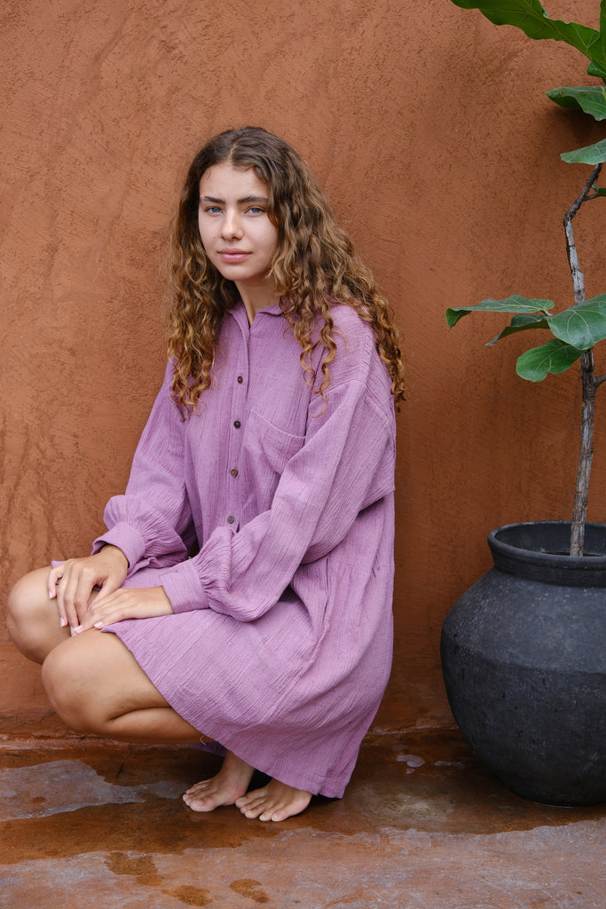 Presenting the Artist Smock, a vibrant collaboration between Audrey E Leary and World of Crow. This dual-tone pink smock, crafted from thick, handwoven organic cotton, features a straight collar, puffed full sleeves, and spacious pockets, offering a cozy fit perfect for painting, crafting, and travel.