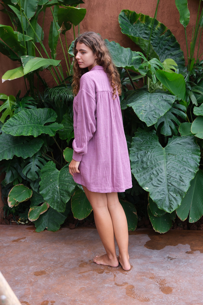 Presenting the Artist Smock, a vibrant collaboration between Audrey E Leary and World of Crow. This dual-tone pink smock, crafted from thick, handwoven organic cotton, features a straight collar, puffed full sleeves, and spacious pockets, offering a cozy fit perfect for painting, crafting, and travel.