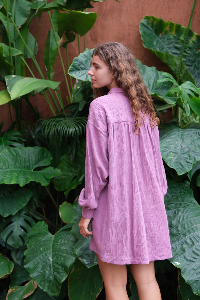 Presenting the Artist Smock, a vibrant collaboration between Audrey E Leary and World of Crow. This dual-tone pink smock, crafted from thick, handwoven organic cotton, features a straight collar, puffed full sleeves, and spacious pockets, offering a cozy fit perfect for painting, crafting, and travel.