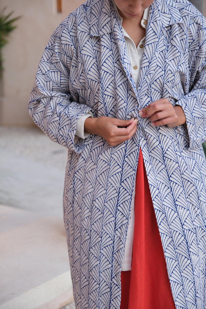 Presenting the Boatman’s Jacket, a stylish collaboration between Audrey E Leary and World of Crow featuring an indigo block print on handwoven cotton. This updated duster jacket has a straight collar, relaxed fit, and straight hem, crafted from midweight fabric for a comfortable, true-to-size fit.