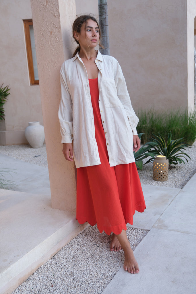 Presenting the White Artist Smock, a collaboration between Audrey E Leary and World of Crow. Made from thick, handwoven organic cotton, this short smock features a straight collar, puffed full sleeves, and gathered cuffs, with spacious pockets and a comfortable fit ideal for painting, crafting, and travel.