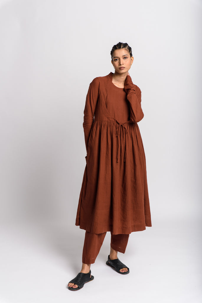 Toasted brown gathered ankle pants, recycled clothing brands, reformation ethical, buy organic cotton, organic bamboo clothing India, ladies clothing India, lightweight clothing women, organic cotton turtleneck women's, pure cotton shirts for women, minimalist store, minimalist style blog